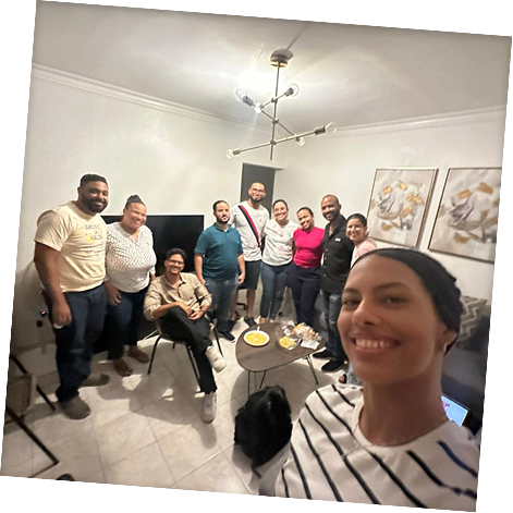 Grupo de jóvenes compartiendo en discipulado