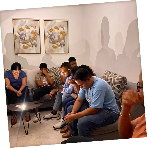 Momento de enseñanza y acompañamiento en discipulado