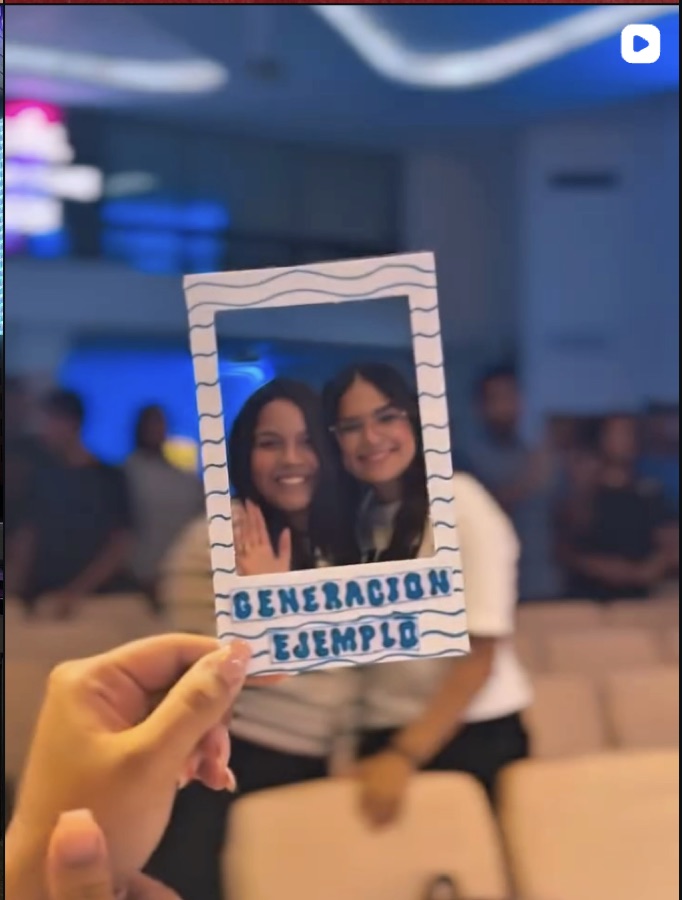 Dos jóvenes sonriendo en una actividad de Generación Ejemplo