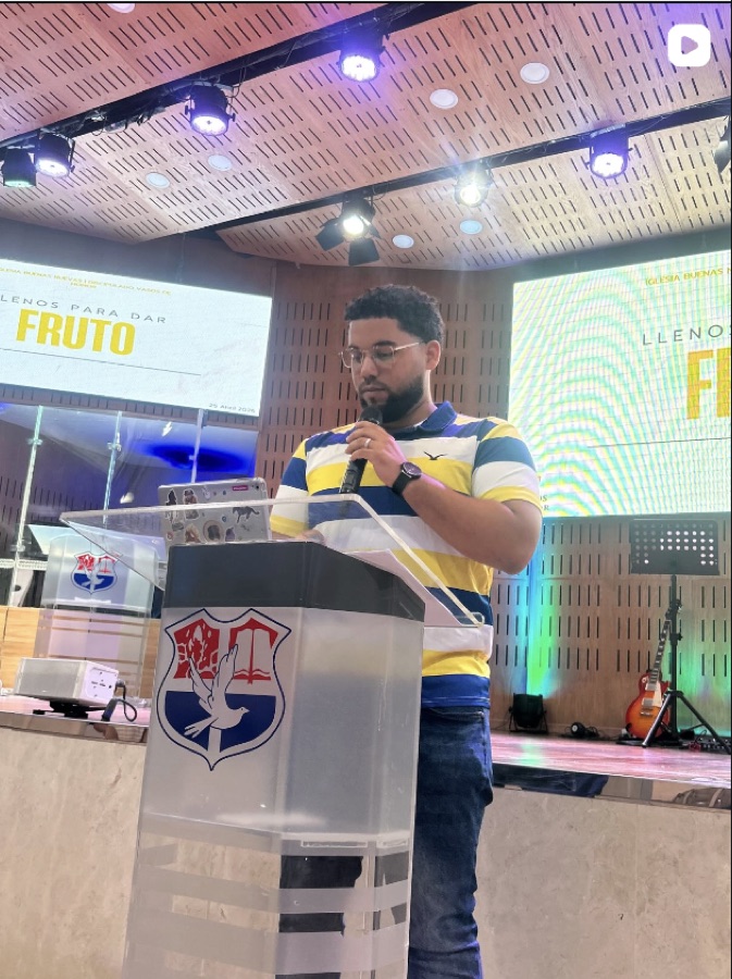 Joven predicando en Generación Ejemplo